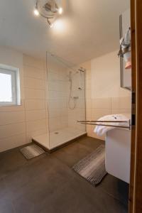 A bathroom at Haus Faninger - Summercard included