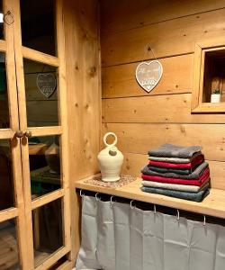 a wooden cabin with towels on a shelf at DZIUPLA - Berghaus in der Tatra mit Holzsauna in Brzegi