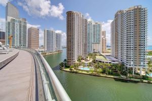 uma vista para uma cidade com edifícios altos e um rio em 41st Floor Icon Brickell Corner 2 bed/2bath with Bay and CityView • 5 star SPA em Miami