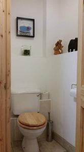 a white bathroom with a toilet with a wooden seat at Meirionfa great base for Snowdon in Llanberis