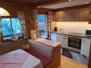 eine Küche mit einem Sofa in einem Zimmer in der Unterkunft Wachtlerhof in Matrei in Osttirol