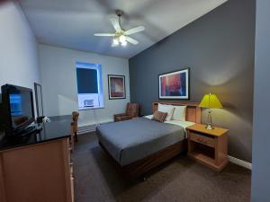 ein Schlafzimmer mit Bett und Deckenventilator in der Unterkunft The Met Hotel in New Westminster