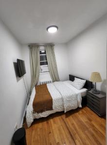 ニューヨークにあるLovely 5Bedroom apartment in NYC!のベッドルーム(ベッド1台、窓付)