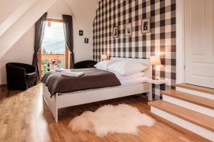 sypialnia z łóżkiem z szachownicą w obiekcie Domy Mountain Premium w mieście Kościelisko