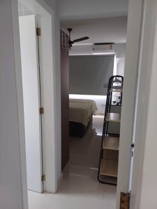 1 dormitorio con cama y escalera junto a una puerta en Apartamento aconchegante perto da praia, en Balneário Camboriú