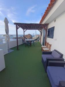 um pátio com uma mesa e cadeiras numa varanda em Apartamento playa picasso em Santa Cruz de Tenerife