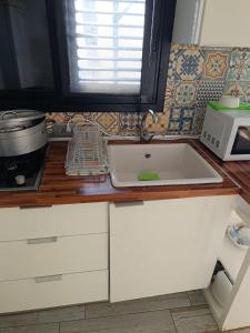 um balcão de cozinha com um lavatório e um micro-ondas em Apartamento playa picasso em Santa Cruz de Tenerife