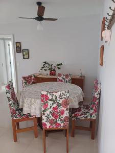 comedor con mesa y 2 sillas en Apartamento aconchegante perto da praia, en Balneário Camboriú