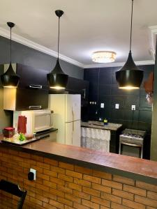 eine Küche mit einer Theke und einer Mikrowelle in der Unterkunft Apartamento Praia do Bonfim in Angra dos Reis