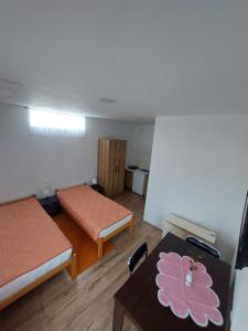 Postel nebo postele na pokoji v ubytování Apartmani Popović