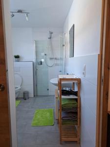 Koupelna v ubytování Ferienwohnung Abenthung + 24 fotografií