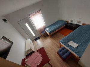 an overhead view of a living room with a couch at Apartmani Popović in Knjazevac.