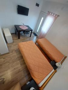 TV a/nebo společenská místnost v ubytování Apartmani Popović