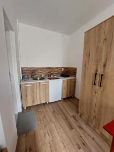 Kuchyň nebo kuchyňský kout v ubytování Apartmani Popović