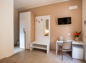 a small room with a table and a white desk at Gio Rooms in Mazara del Vallo