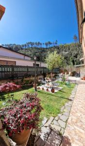 a garden with some flowers in a yard at Le Giare B&B in Levanto