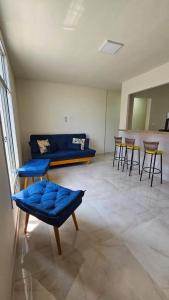 カラグアタトゥーバにあるRecanto na beira da praiaの青いソファと椅子のあるリビングルーム