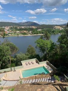 Výhled na bazén z ubytování A casa da Lomba nebo okolí
