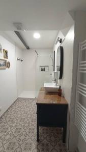 a bathroom with a sink and a mirror at Apartamento da Torre in Guarda