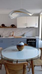 eine Küche mit einem Tisch und einer Schüssel darauf in der Unterkunft Apartamento da Torre in Guarda