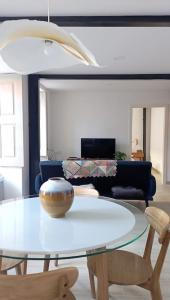 een glazen tafel met een vaas erop in de woonkamer bij Apartamento da Torre in Guarda