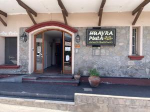 a pizza shop with a sign on the front of it at Departamento 16 en el centro Tafi del Valle in Tafí del Valle
