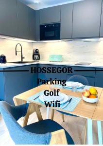 - une cuisine avec une table et un bol de fruits dans l'établissement HOSSEGOR Plage & Golf, à Hossegor
