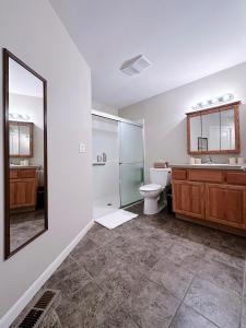 La salle de bains est pourvue de toilettes, d'un lavabo et d'un miroir. dans l'établissement The Secret Garden, à Portland