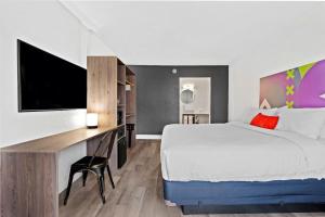 Tempat tidur dalam kamar di Developer Inn & Suites Airport JAX, a Baymont by Wyndham