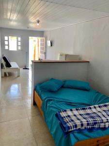 a bedroom with a bed with blue pillows at Kitnet a 150m da praia in Rio Grande