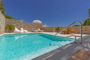 una piscina con acqua blu in una casa di Milos Villas Complex a Pefki Rhodes