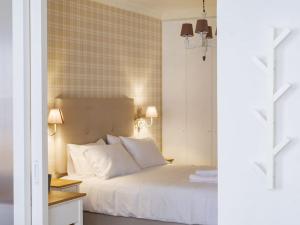 - une chambre avec un lit et des oreillers blancs dans l'établissement Filigran I - Stylish Apartment with Free parking, à Ioannina