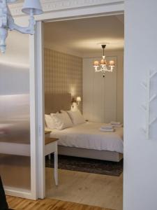 - une chambre avec un lit et un lustre dans l'établissement Filigran I - Stylish Apartment with Free parking, à Ioannina