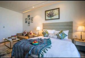 um quarto com uma cama com uma tigela de fruta em Luxury Apartment In Gurgaon em Gurgaon