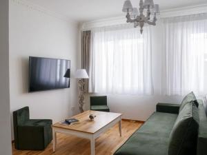 - un salon avec un canapé et une table dans l'établissement Filigran I - Stylish Apartment with Free parking, à Ioannina