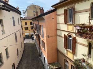 eine Gasse zwischen zwei Gebäuden in einer Stadt in der Unterkunft I Marici in Pavia