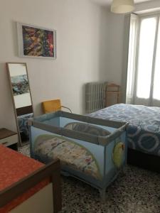 ein Schlafzimmer mit einem Bett und einem Kinderbett in der Unterkunft I Marici in Pavia