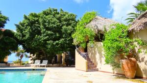 uma casa com piscina e um resort em Lagun Blou Resort em Lagun