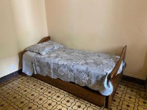 a small bed in a corner of a room at Apartamento para 8 personas frente a la plaza principal Mercedes Uruguay in Mercedes