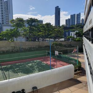 una pista de tenis en medio de una ciudad en Apartamento no Ondina Apart Hotel, en Salvador