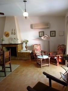 sala de estar con sillas y chimenea en Casa Valentin en La Rioja