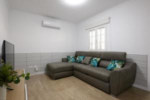 ein Wohnzimmer mit Sofa und Fernseher in der Unterkunft Beachside hideaway Gran Canaria in San Bartolomé de Tirajana
