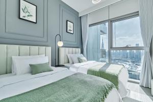 Habitación de hotel con 2 camas y ventana en LUXE Vacation Homes - Luxury 2BR Apartment - Burj Khalifa View & Direct Dubai Mall Access en Dubái