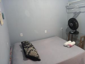 una camera con letto, cuscino e ventilatore di Pousada Estrela Azul a São Gabriel