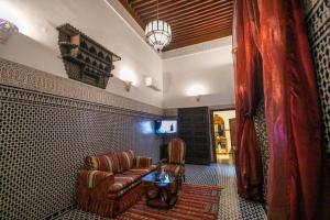 un soggiorno con divano e tavolo di La Perle de La Medina a Fes
