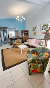 a living room with a couch and a coffee table at Vila Alegria in Bombinhas