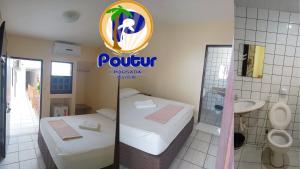Cette chambre comprend deux lits et une salle de bains. dans l'établissement Poutur Pousada, à Maceió