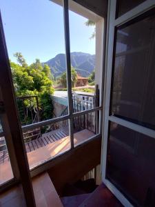 balcón con vistas a las montañas en Casa Valentin en La Rioja
