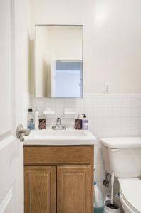 La salle de bains est pourvue d'un lavabo et de toilettes. dans l'établissement Amazing 3BR 1Bath Apartment in NYC!, à New York