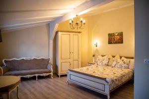 a bedroom with a bed and a couch at Oldtownvilla studio central in Sibiu